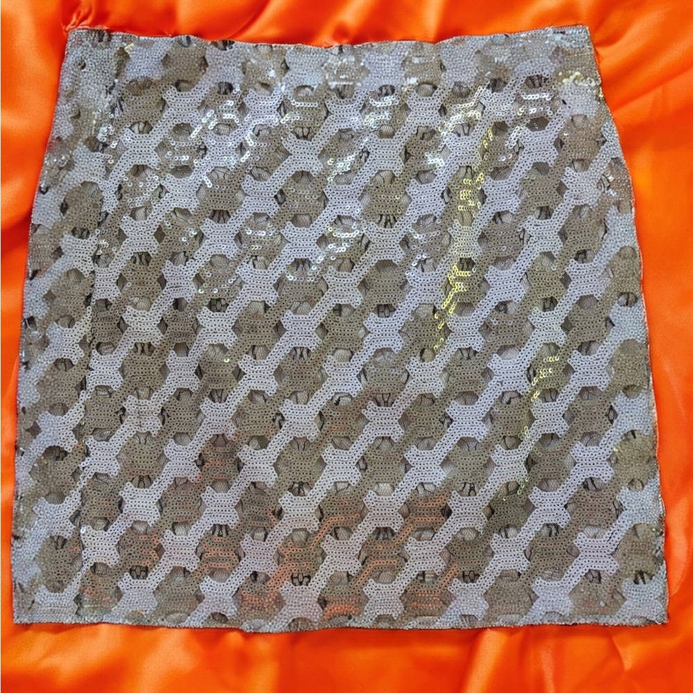 Banana Republic women’s sequined Mini skirt
Waist 30 length 18”
NWT